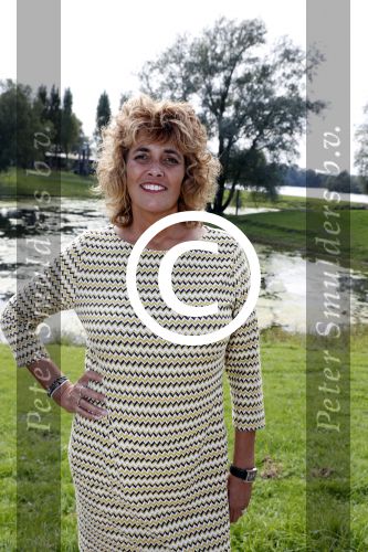 Eiland van Maurik 4 september 2017
Groepsfoto met Nicolette Kluijver en Dennis Weening met Marieke Elsinga, Anouk Hoogendijk, Roeland Fernhout, Niels Gomperts, Carolina Dijkhuizen, Henk Poort, Joelle Witschge, Richard Witschge, Shelly Sterk, Soundos El Ahmadi, Danny Froger, Kaj Gorgels, Nicole Buch en Brace. tijdens de persviewing van Expeditie Robinson 2017 op het Eiland van Maurik