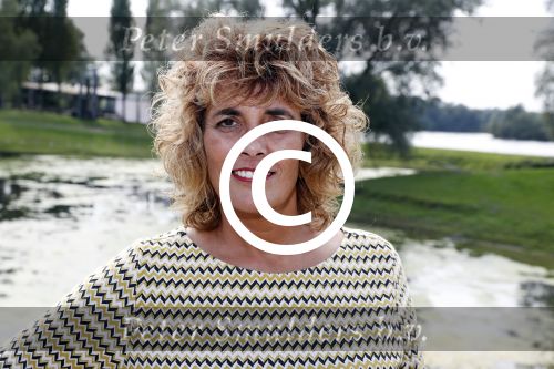 Eiland van Maurik 4 september 2017
Groepsfoto met Nicolette Kluijver en Dennis Weening met Marieke Elsinga, Anouk Hoogendijk, Roeland Fernhout, Niels Gomperts, Carolina Dijkhuizen, Henk Poort, Joelle Witschge, Richard Witschge, Shelly Sterk, Soundos El Ahmadi, Danny Froger, Kaj Gorgels, Nicole Buch en Brace. tijdens de persviewing van Expeditie Robinson 2017 op het Eiland van Maurik
