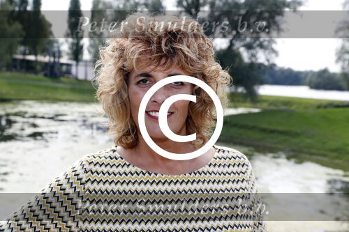 Eiland van Maurik 4 september 2017
Groepsfoto met Nicolette Kluijver en Dennis Weening met Marieke Elsinga, Anouk Hoogendijk, Roeland Fernhout, Niels Gomperts, Carolina Dijkhuizen, Henk Poort, Joelle Witschge, Richard Witschge, Shelly Sterk, Soundos El Ahmadi, Danny Froger, Kaj Gorgels, Nicole Buch en Brace. tijdens de persviewing van Expeditie Robinson 2017 op het Eiland van Maurik