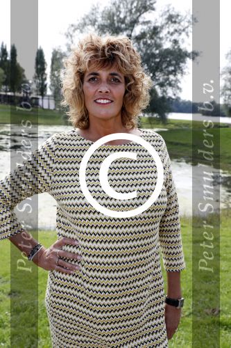 Eiland van Maurik 4 september 2017
Groepsfoto met Nicolette Kluijver en Dennis Weening met Marieke Elsinga, Anouk Hoogendijk, Roeland Fernhout, Niels Gomperts, Carolina Dijkhuizen, Henk Poort, Joelle Witschge, Richard Witschge, Shelly Sterk, Soundos El Ahmadi, Danny Froger, Kaj Gorgels, Nicole Buch en Brace. tijdens de persviewing van Expeditie Robinson 2017 op het Eiland van Maurik