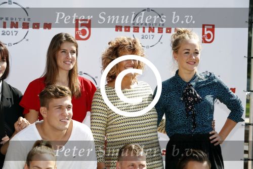 Eiland van Maurik 4 september 2017
Groepsfoto met Nicolette Kluijver en Dennis Weening met Marieke Elsinga, Anouk Hoogendijk, Roeland Fernhout, Niels Gomperts, Carolina Dijkhuizen, Henk Poort, Joelle Witschge, Richard Witschge, Shelly Sterk, Soundos El Ahmadi, Danny Froger, Kaj Gorgels, Nicole Buch en Brace. tijdens de persviewing van Expeditie Robinson 2017 op het Eiland van Maurik