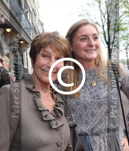 Amsterdam, 23 Augustus 2017 Premiere van Het Zwanenmeer
Mies Bouwman met kleindochter Fanny