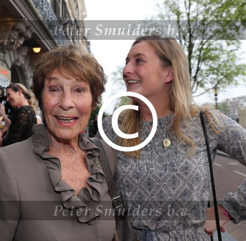 Amsterdam, 23 Augustus 2017 Premiere van Het Zwanenmeer
Mies Bouwman met kleindochter Fanny