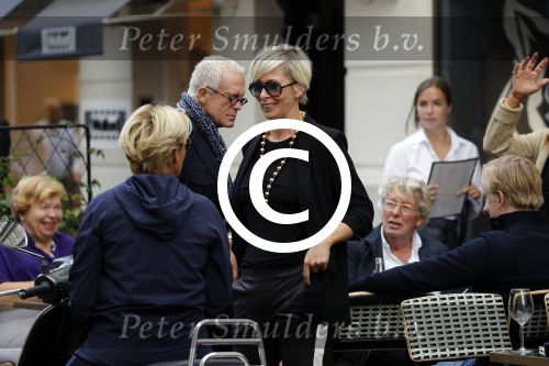 Amsterdam 1 september 2017 
Jan en Monique des Bouvrie met hun kinderen Bo en Jan jr op de pc hooftstraat.
Carolien Tensen en de weduwe van Joop Braakhekke Wim staan te kletsen.
