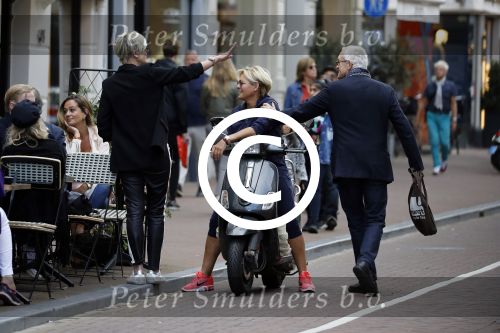 Amsterdam 1 september 2017 
Jan en Monique des Bouvrie met hun kinderen Bo en Jan jr op de pc hooftstraat.
Carolien Tensen en de weduwe van Joop Braakhekke Wim staan te kletsen.