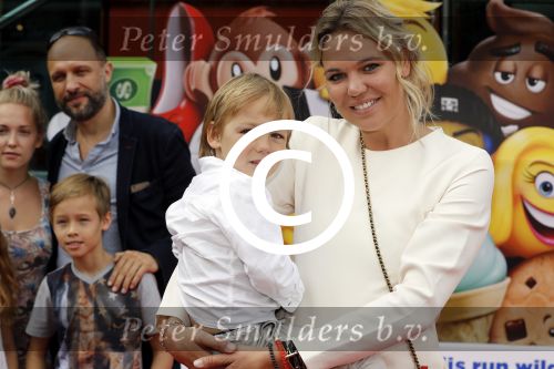 Amsterdam 2 augustus 2017  
Premiere emoji de film in pathe arena. Myrthe Mylius met zoon Jack