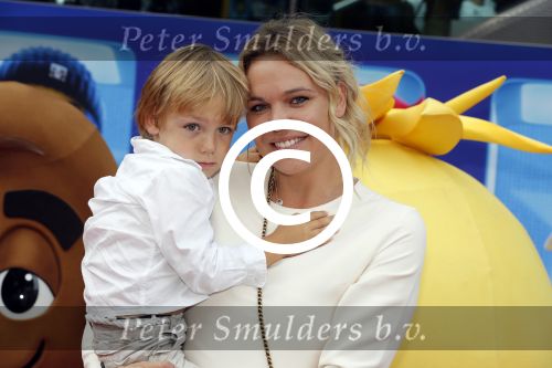 Amsterdam 2 augustus 2017  
Premiere emoji de film in pathe arena. Myrthe Mylius met zoon Jack