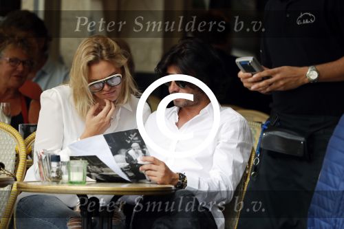 Amsterdam 15 juli 2017 
Myrthe Mylius met haar vriend Sebastian Schneberger op terras in in hun mini cabrio