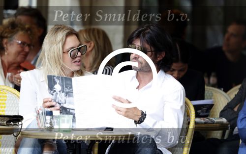 Amsterdam 15 juli 2017 
Myrthe Mylius met haar vriend Sebastian Schneberger op terras in in hun mini cabrio