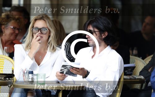 Amsterdam 15 juli 2017 
Myrthe Mylius met haar vriend Sebastian Schneberger op terras in in hun mini cabrio
