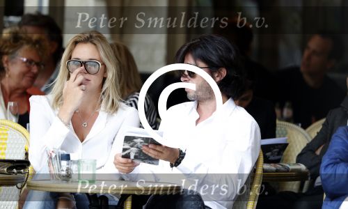 Amsterdam 15 juli 2017 
Myrthe Mylius met haar vriend Sebastian Schneberger op terras in in hun mini cabrio