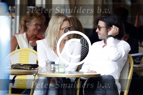 Amsterdam 15 juli 2017 
Myrthe Mylius met haar vriend Sebastian Schneberger op terras in in hun mini cabrio