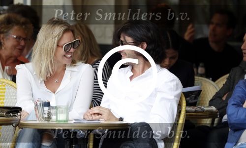 Amsterdam 15 juli 2017 
Myrthe Mylius met haar vriend Sebastian Schneberger op terras in in hun mini cabrio