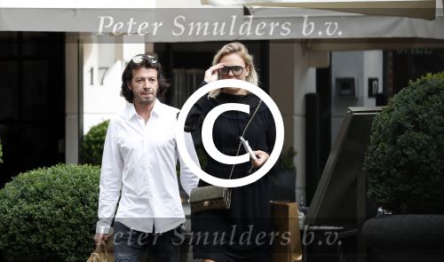 Amsterdam 15 juli 2017 
Myrthe Mylius met haar vriend Sebastian Schneberger op terras in in hun mini cabrio