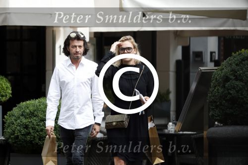 Amsterdam 15 juli 2017 
Myrthe Mylius met haar vriend Sebastian Schneberger op terras in in hun mini cabrio