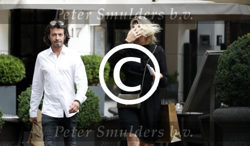 Amsterdam 15 juli 2017 
Myrthe Mylius met haar vriend Sebastian Schneberger op terras in in hun mini cabrio