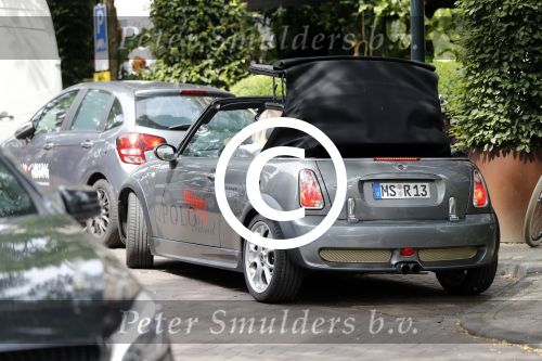 Amsterdam 15 juli 2017 
Myrthe Mylius met haar vriend Sebastian Schneberger op terras in in hun mini cabrio