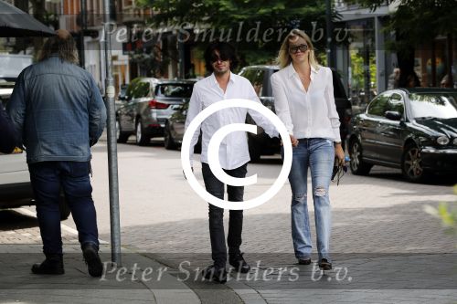 Amsterdam 15 juli 2017 
Myrthe Mylius met haar vriend Sebastian Schneberger op terras in in hun mini cabrio