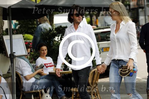 Amsterdam 15 juli 2017 
Myrthe Mylius met haar vriend Sebastian Schneberger op terras in in hun mini cabrio