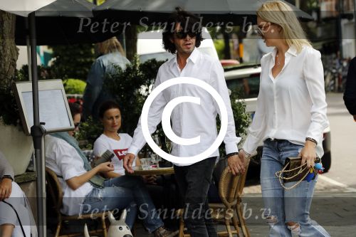 Amsterdam 15 juli 2017 
Myrthe Mylius met haar vriend Sebastian Schneberger op terras in in hun mini cabrio
