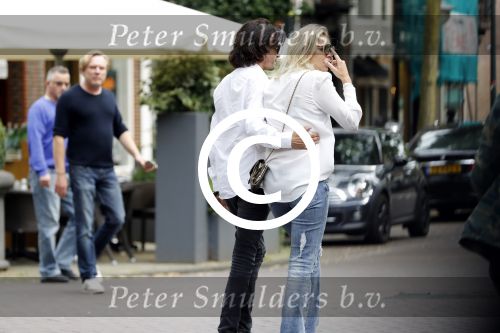 Amsterdam 15 juli 2017 
Myrthe Mylius met haar vriend Sebastian Schneberger op terras in in hun mini cabrio