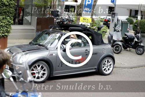 Amsterdam 15 juli 2017 
Myrthe Mylius met haar vriend Sebastian Schneberger op terras in in hun mini cabrio