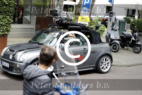 Amsterdam 15 juli 2017 
Myrthe Mylius met haar vriend Sebastian Schneberger op terras in in hun mini cabrio