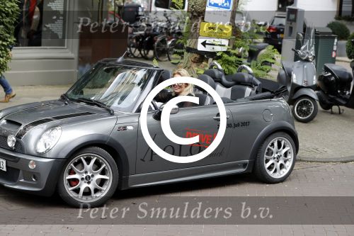 Amsterdam 15 juli 2017 
Myrthe Mylius met haar vriend Sebastian Schneberger op terras in in hun mini cabrio