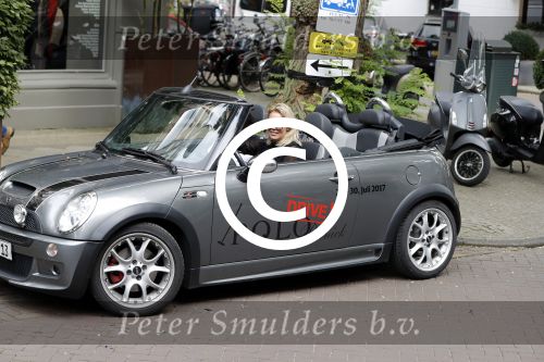 Amsterdam 15 juli 2017 
Myrthe Mylius met haar vriend Sebastian Schneberger op terras in in hun mini cabrio