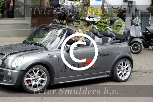 Amsterdam 15 juli 2017 
Myrthe Mylius met haar vriend Sebastian Schneberger op terras in in hun mini cabrio