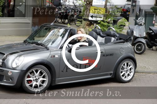 Amsterdam 15 juli 2017 
Myrthe Mylius met haar vriend Sebastian Schneberger op terras in in hun mini cabrio