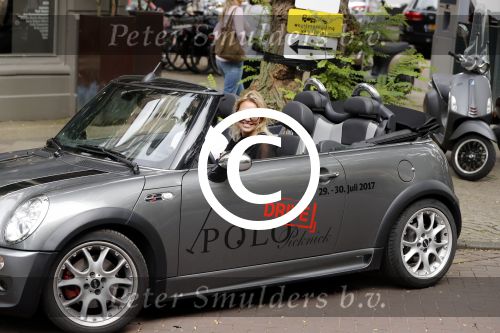 Amsterdam 15 juli 2017 
Myrthe Mylius met haar vriend Sebastian Schneberger op terras in in hun mini cabrio