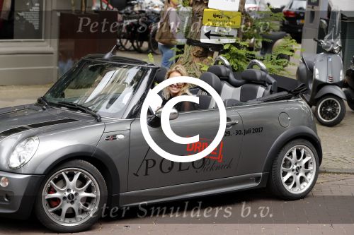 Amsterdam 15 juli 2017 
Myrthe Mylius met haar vriend Sebastian Schneberger op terras in in hun mini cabrio