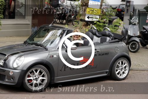 Amsterdam 15 juli 2017 
Myrthe Mylius met haar vriend Sebastian Schneberger op terras in in hun mini cabrio