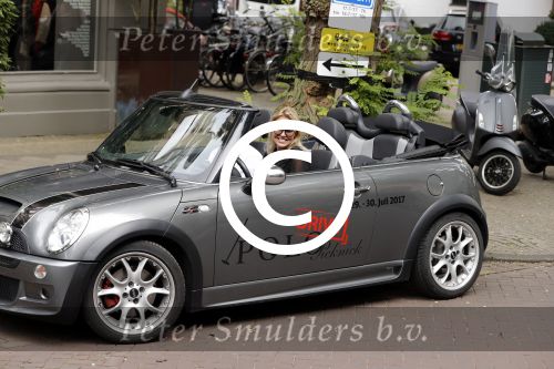 Amsterdam 15 juli 2017 
Myrthe Mylius met haar vriend Sebastian Schneberger op terras in in hun mini cabrio