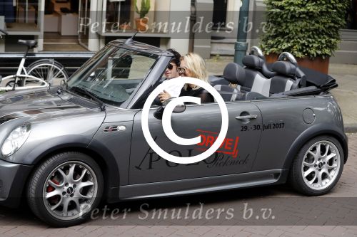 Amsterdam 15 juli 2017 
Myrthe Mylius met haar vriend Sebastian Schneberger op terras in in hun mini cabrio