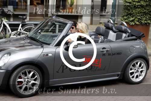 Amsterdam 15 juli 2017 
Myrthe Mylius met haar vriend Sebastian Schneberger op terras in in hun mini cabrio