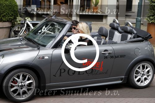 Amsterdam 15 juli 2017 
Myrthe Mylius met haar vriend Sebastian Schneberger op terras in in hun mini cabrio