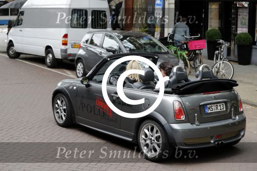 Amsterdam 15 juli 2017 
Myrthe Mylius met haar vriend Sebastian Schneberger op terras in in hun mini cabrio