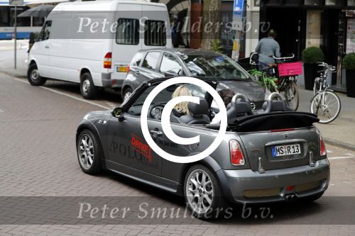 Amsterdam 15 juli 2017 
Myrthe Mylius met haar vriend Sebastian Schneberger op terras in in hun mini cabrio