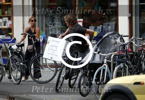 Amsterdam 22 juli 2017
Nada v Nie met haar man Frank Bakker op de fiets in amsterdam zuid.