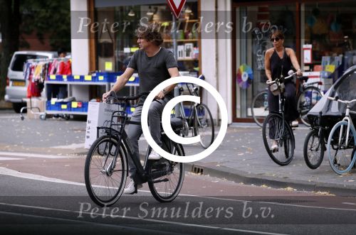 Amsterdam 22 juli 2017
Nada v Nie met haar man Frank Bakker op de fiets in amsterdam zuid.