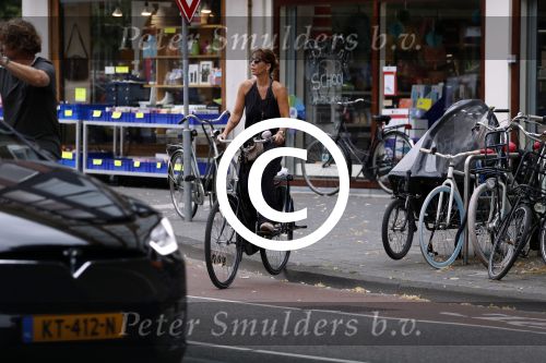 Amsterdam 22 juli 2017
Nada v Nie met haar man Frank Bakker op de fiets in amsterdam zuid.