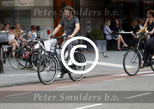 Amsterdam 22 juli 2017
Nada v Nie met haar man Frank Bakker op de fiets in amsterdam zuid.