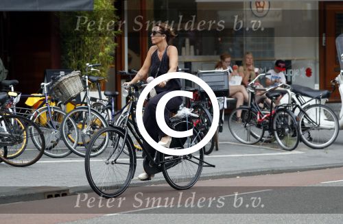 Amsterdam 22 juli 2017
Nada v Nie met haar man Frank Bakker op de fiets in amsterdam zuid.
