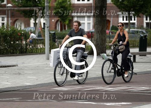 Amsterdam 22 juli 2017
Nada v Nie met haar man Frank Bakker op de fiets in amsterdam zuid.