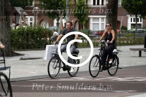 Amsterdam 22 juli 2017
Nada v Nie met haar man Frank Bakker op de fiets in amsterdam zuid.