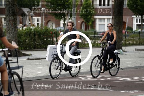Amsterdam 22 juli 2017
Nada v Nie met haar man Frank Bakker op de fiets in amsterdam zuid.