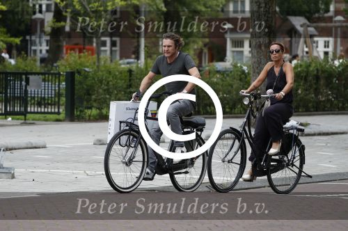Amsterdam 22 juli 2017
Nada v Nie met haar man Frank Bakker op de fiets in amsterdam zuid.