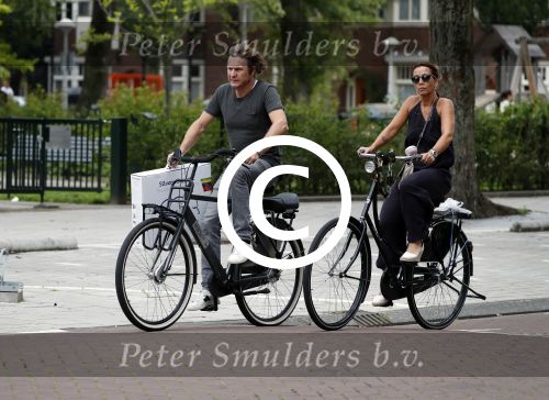 Amsterdam 22 juli 2017
Nada v Nie met haar man Frank Bakker op de fiets in amsterdam zuid.